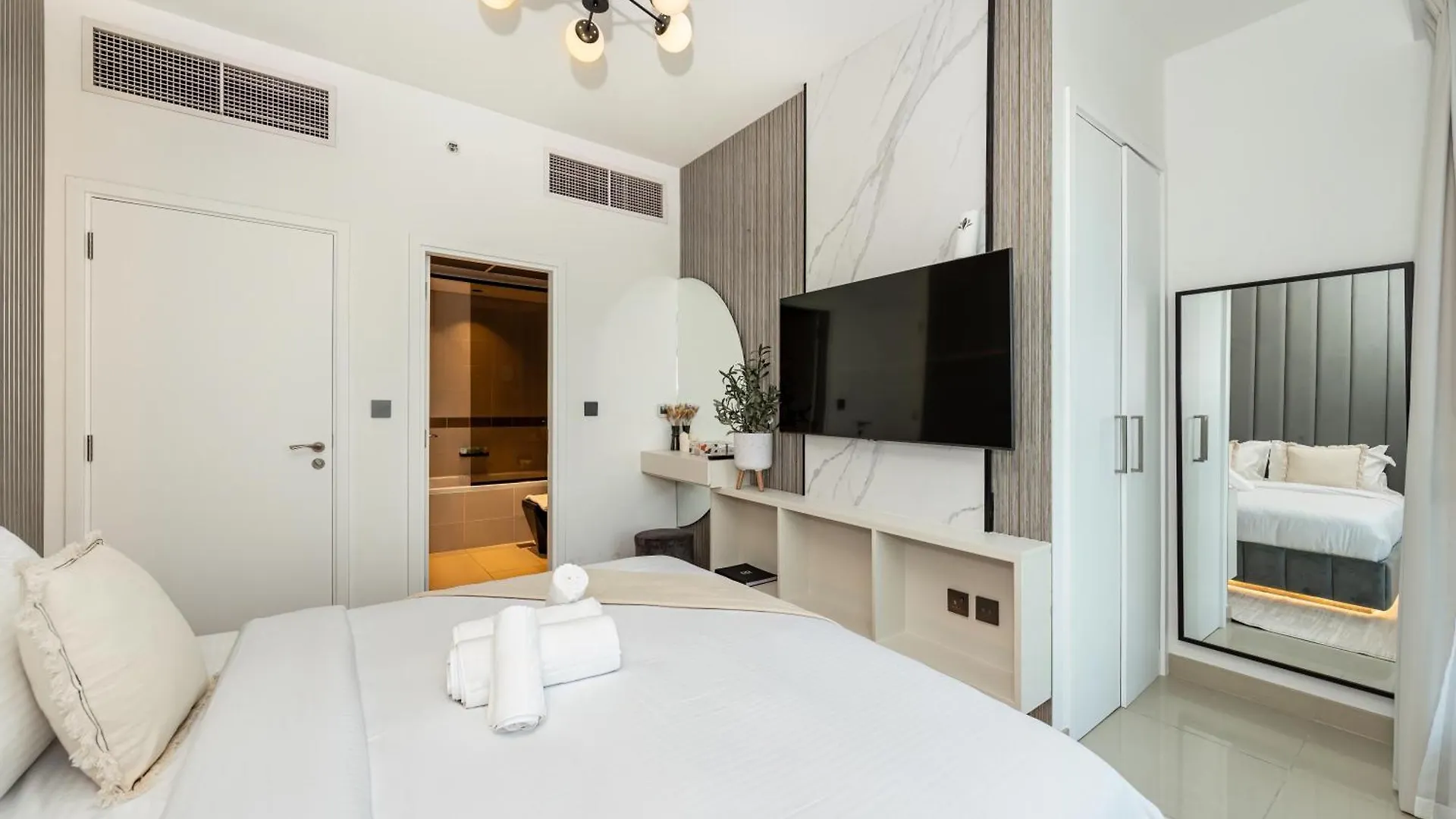 Lavish 2 Bedroom I Burj Khalifa & Fountain Views I Free Gym, Pool, Parking, Wi-Fi And Ps5 I By Skyline Serenity Dubai