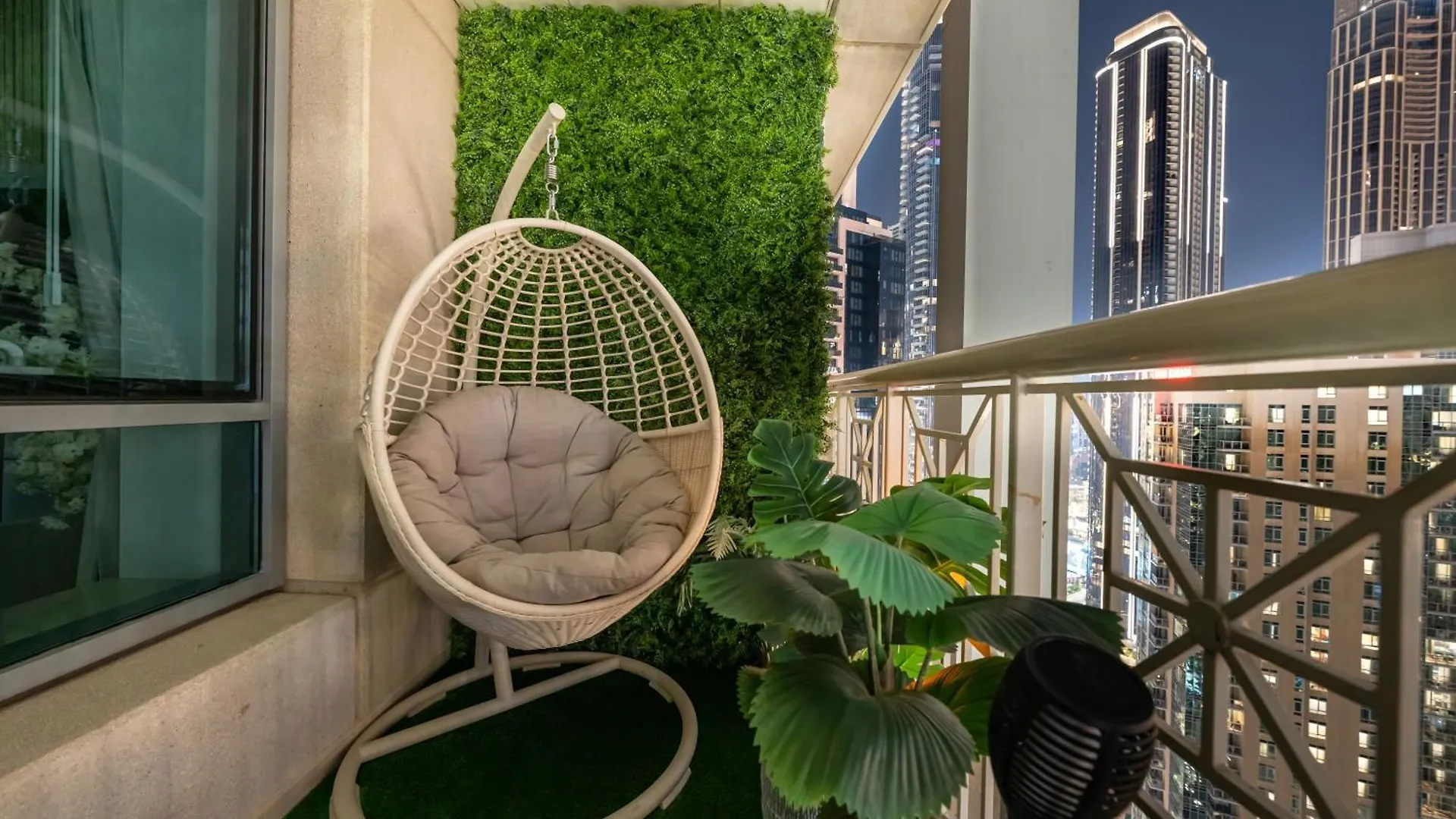 Appartamento Lavish 2 Bedroom I Burj Khalifa & Fountain Views I Free Gym, Pool, Parking, Wi-Fi And Ps5 I By Skyline Serenity Dubai